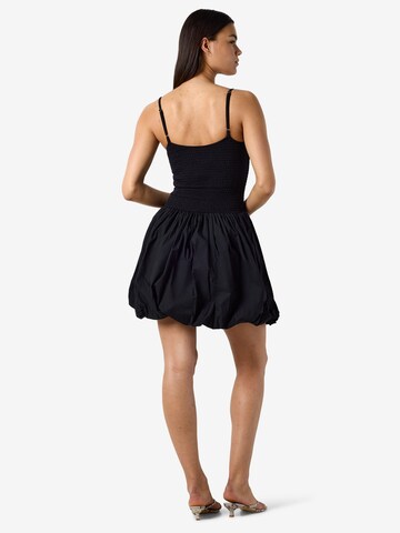Noisy may Dress in Black