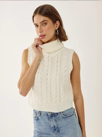 Hiccup Sweater in White: front