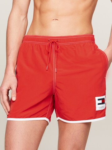 Tommy Jeans Zwemshorts in Rood: voorkant