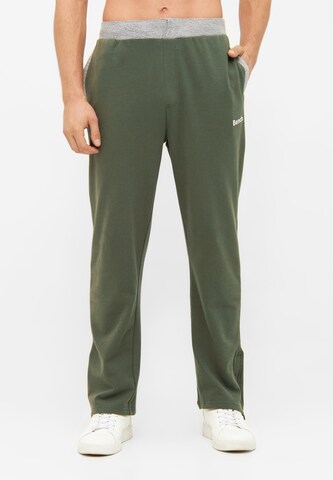 BENCH Regular Pants in Green: front