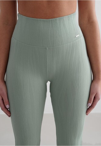 Flared Pantaloni di Aim'n in verde