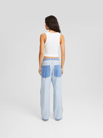 Bershka Loosefit Jeans in Blau