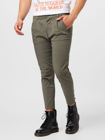 DRYKORN Zúžený Kalhoty se sklady v pase 'CHASY' – zelená: přední strana
