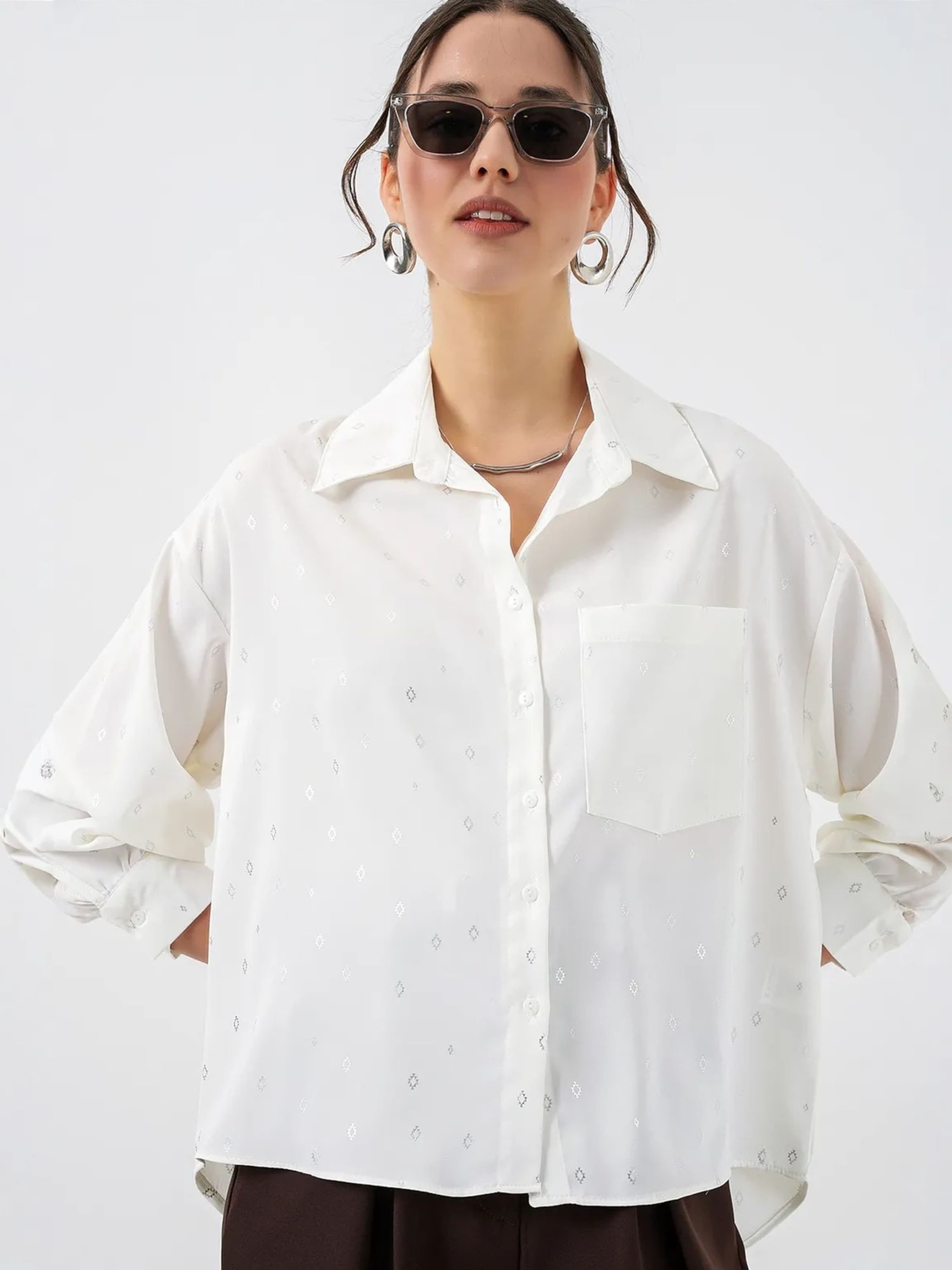 Bigdart Shirt in White: front