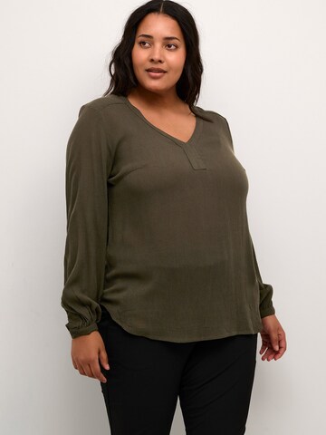 KAFFE CURVE - Blusa 'Ami' en verde: frente