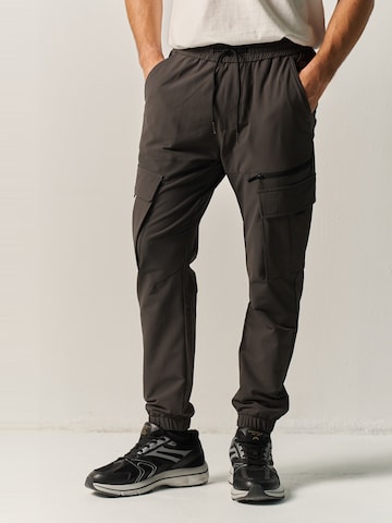 Effilé Pantalon cargo KOROSHI en gris : devant