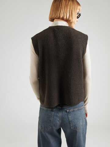 Gilet in maglia 'PCSILLY' di PIECES in marrone