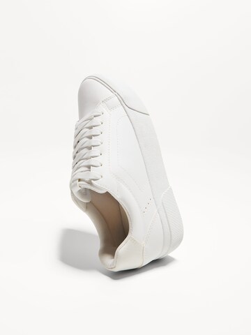 Sneaker bassa di Bershka in bianco