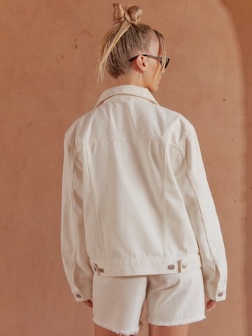 Veste mi-saison 'DORO' Ema Louise x ABOUT YOU en blanc