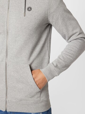 Veste de survêtement 'ELLIOT' anerkjendt en gris