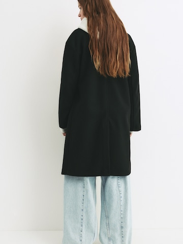 Pull&Bear Mantel in Schwarz