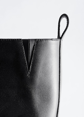 Bottes & Other Stories en noir
