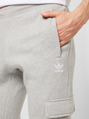 ADIDAS ORIGINALS Конический (Tapered) Брюки-карго 'Trefoil Essentials ' в Серый