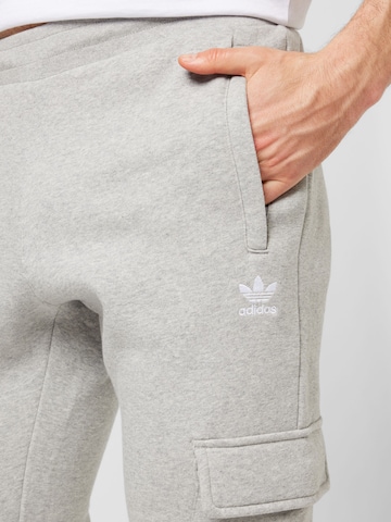 Tapered Pantaloni cargo 'Trefoil Essentials ' di ADIDAS ORIGINALS in grigio