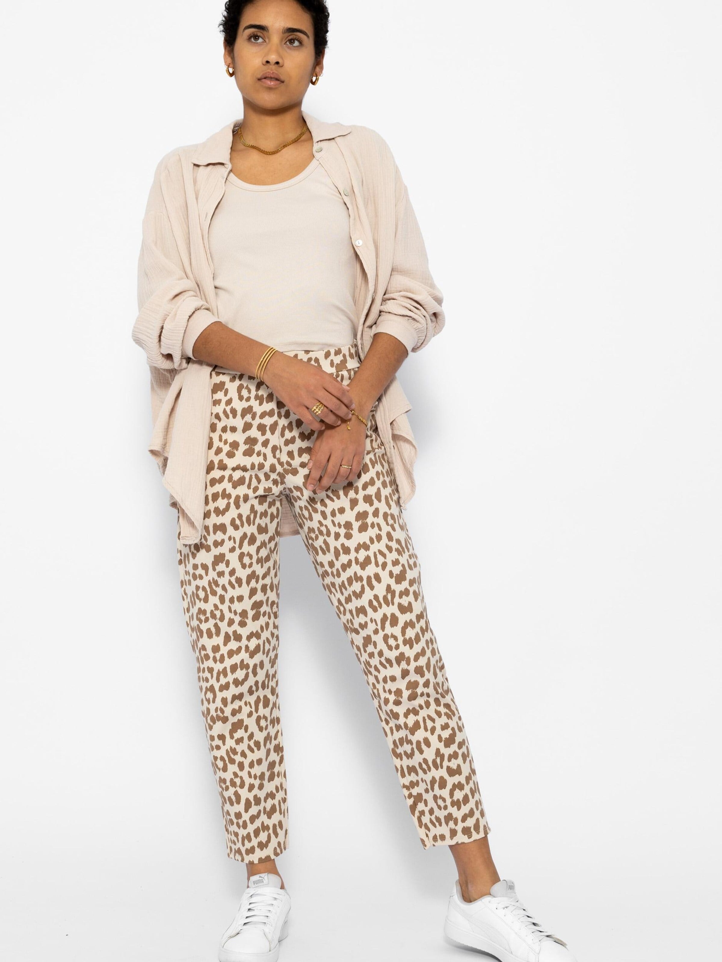 SASSYCLASSY Regular Chino trousers in Beige: front