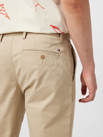 TOMMY HILFIGER - Slimfit Calças chino 'Denton' em bege