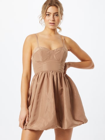 Love Triangle Jurk in Beige: voorkant