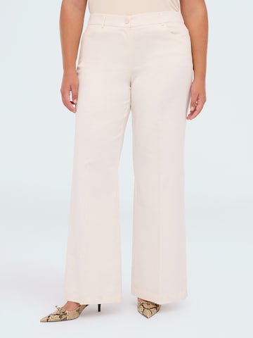 Fiorella Rubino Regular Pants in White