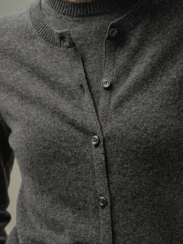 Lilysilk - Cárdigan 'Kaschmir Cardigan mit Rundhalsausschnitt' en gris