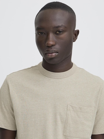 Casual Friday - Camiseta ' CFJASPER mélange tee with chest pocket ' en beige