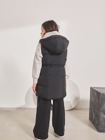 Next Vest in Black