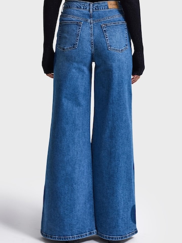 IT'S BASIC - Acampanado Vaquero 'DOODLE FLARE HIGH RISE JEANS' en azul