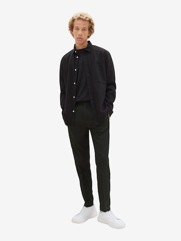 Regular Pantalon à plis TOM TAILOR DENIM en noir