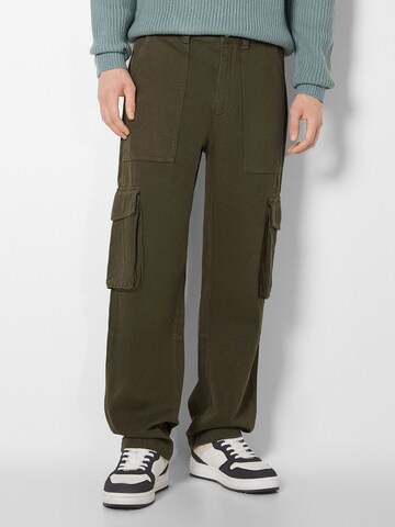 Bershka Loose fit Cargo Pants in Green: front