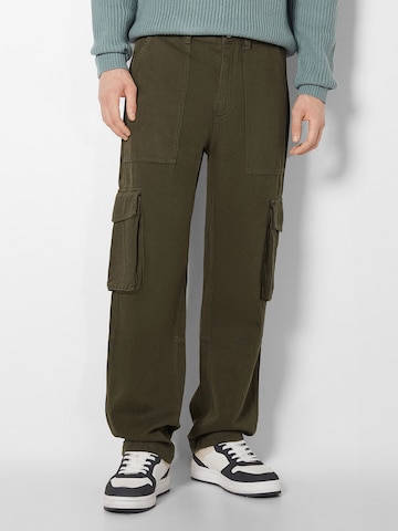 Loosefit Pantalon cargo Bershka en vert : devant