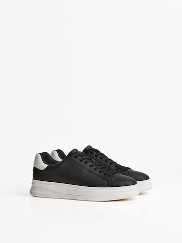 Sneaker low de la Bershka pe negru