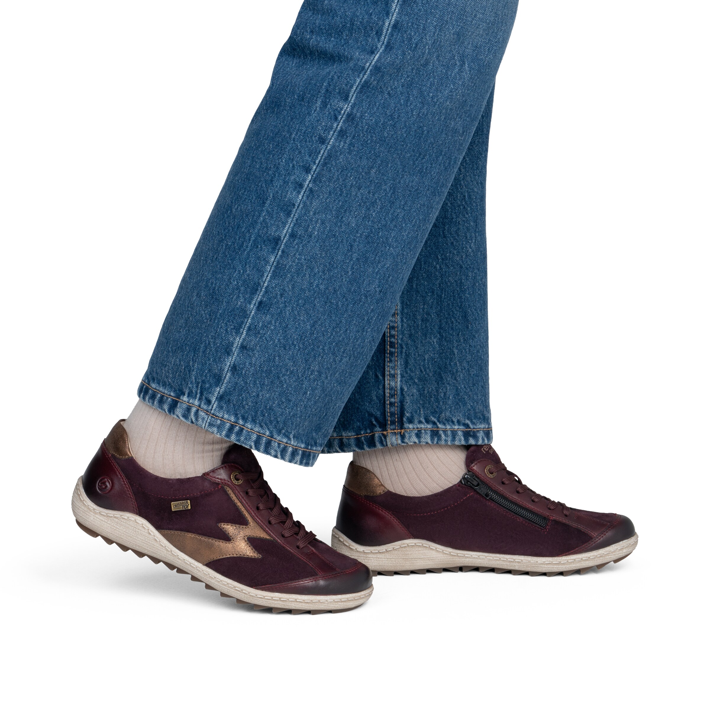 Chaussure de sport à lacets REMONTE en rouge : devant