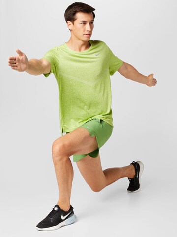 žalia NIKE Standartinis Sportinės kelnės 'STRIDE'