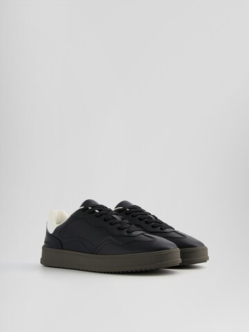 Sneaker low de la Bershka pe negru