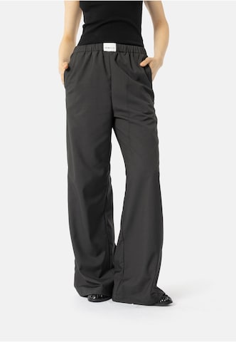 Flared Pantaloni di Elias Rumelis in nero: frontale