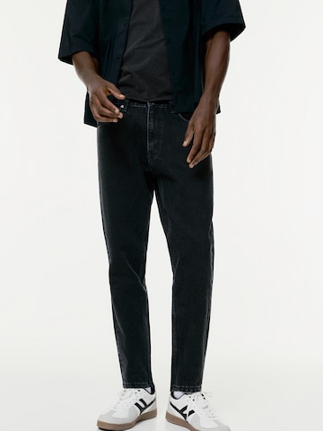 Pull&Bear Regular Jeans in Black: front
