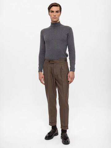 Antioch Tapered Hose in Grau