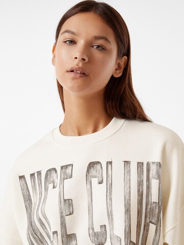 Sweat-shirt Bershka en blanc