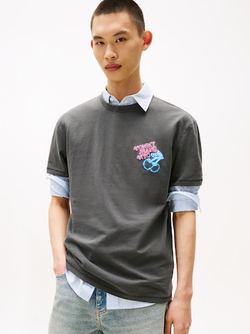 Tommy Jeans T-shirt 'NOVELTY FAIR' i svart