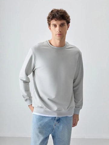 Tommy Life Sweatshirt in Grau: Vorderseite