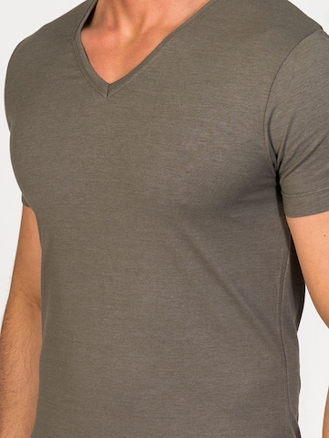 zd ZERO DEFECTS Undershirt 'V-Neck T-shirt Soya Yarn' in Green