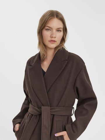 Vero Moda Tall Tussenmantel 'VMFORTUNE ' in Bruin