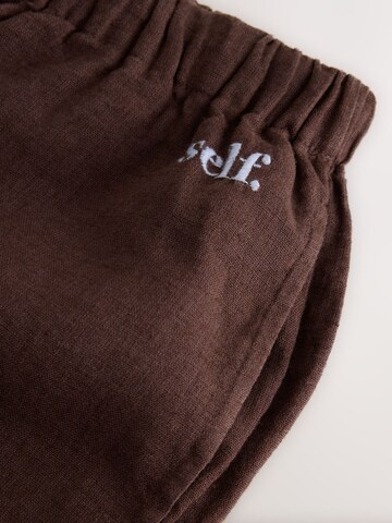 Loosefit Pantaloni di self. in marrone