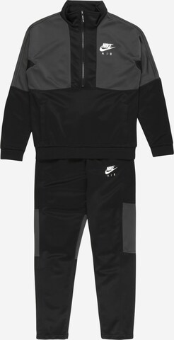 Nike Sportswear Strój do biegania w kolorze czarny: przód