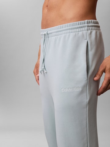 Calvin Klein Tapered Hose in Blau