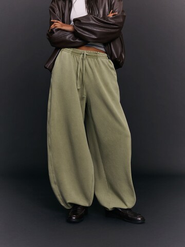 Barrel Pantaloni de la Bershka pe verde: față