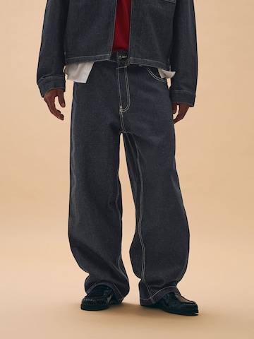 Bershka Vrečasti Kavbojke | modra barva: sprednja stran