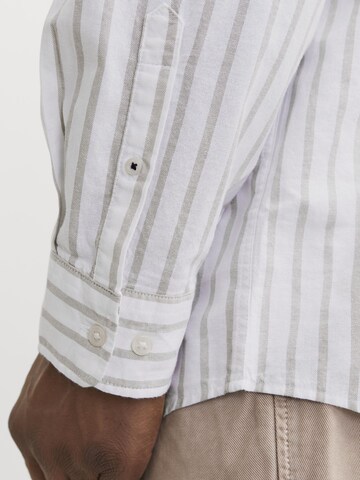Jack & Jones Plus - Ajuste regular Camisa 'Oxford' en blanco