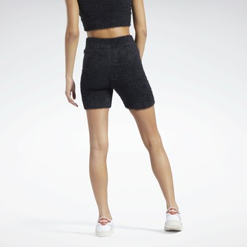 Reebok Skinny Shorts in Schwarz