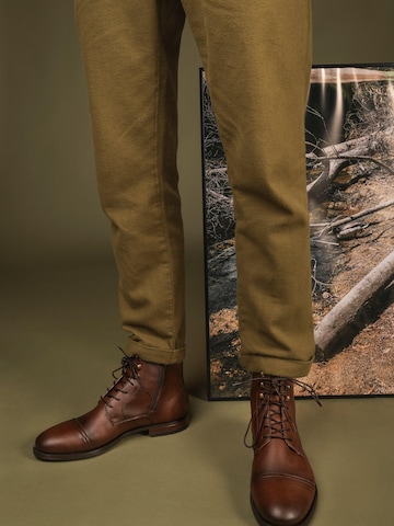 nae Vegan Shoes Boots med snörning 'Lore' i brun: framsida
