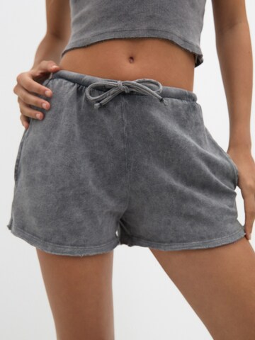Regular Pantalon Pull&Bear en gris : devant
